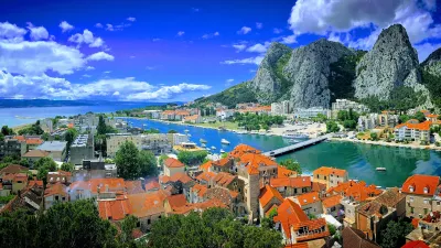 Panoráma mestečka Omiš.