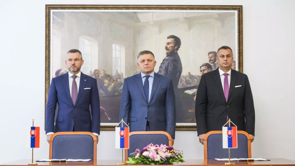 Zľava predseda HLAS-SD Peter Pellegrini, predseda SMER-SD Robert Fico a predseda SNS Andrej Danko.