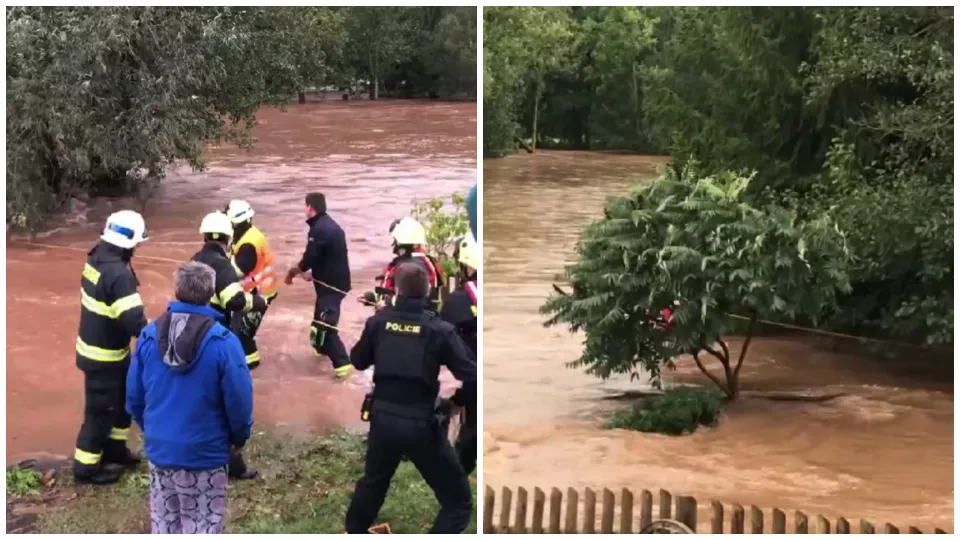 Hasiči zachraňujú topiace sa deti.