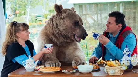 Medveď Stepan so svojou ľudskou rodinou