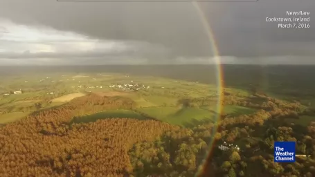 Snímka dúhy zachytená pomocou dronu