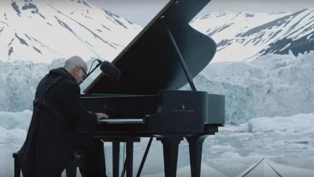 Taliansky klavirista zahral nádhernú skladbu uprostred oceánu. 