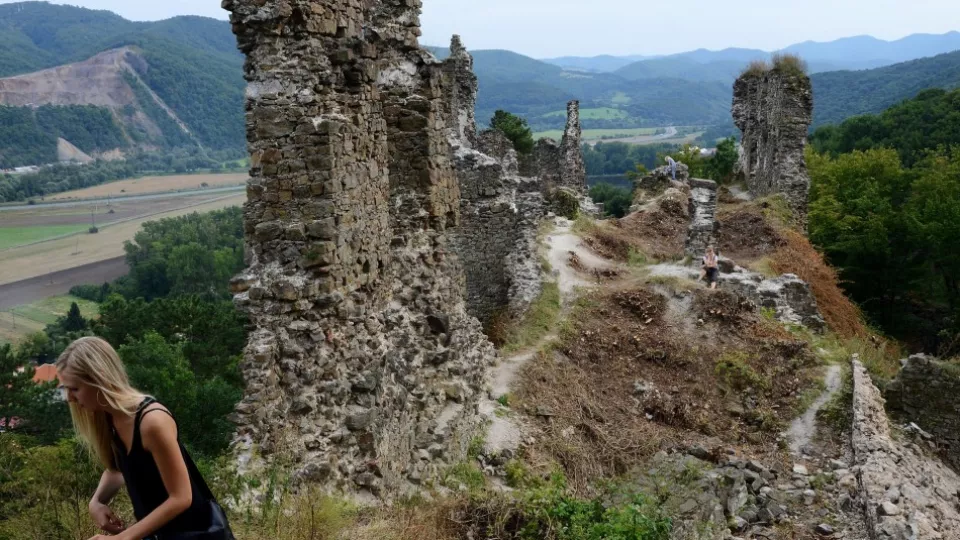 Zrúcanina hradu Revište sa vypína nad Revištským Podzámčím, časťou Žarnovice.