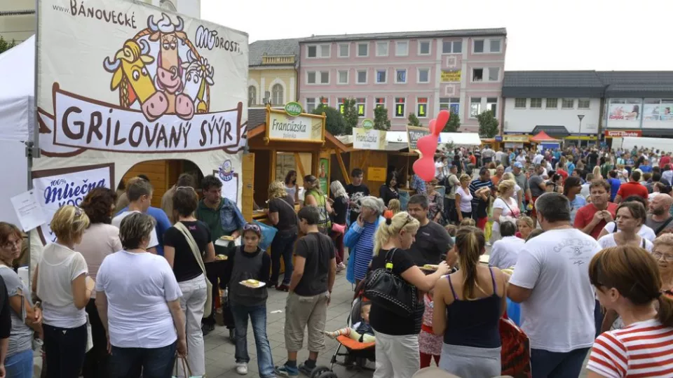 Na archívnej snímke ľudia stoja pred stánkom s mliečnymi výrobkami z miestnej mliekarne počas farmárskeho festivalu Mňam fest na Námestí Ľudovíta Štúra v Bánovciach  nad Bebravou.