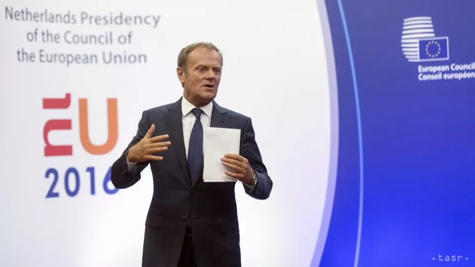 Predseda Európskej rady Donald Tusk reční počas tlačovej konferencie 24. júna 2016 v Bruseli.