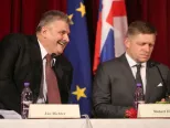 Na snímke sprava predseda vlády SR Robert Fico a minister práce, sociálnych vecí a rodiny SR Ján Richter počas tlačovej konferencie po výjazdovom rokovaní 25. schôdze vlády SR v Revúcej 13. septembra 2016.