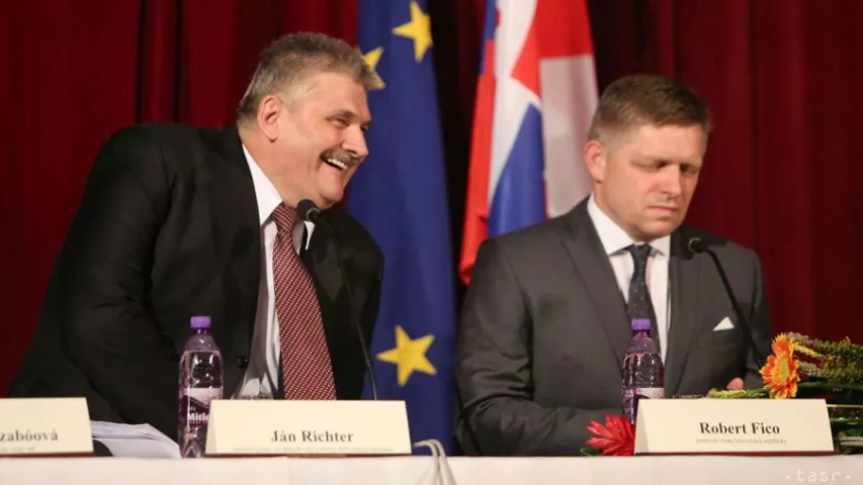 Na snímke sprava predseda vlády SR Robert Fico a minister práce, sociálnych vecí a rodiny SR Ján Richter počas tlačovej konferencie po výjazdovom rokovaní 25. schôdze vlády SR v Revúcej 13. septembra 2016.