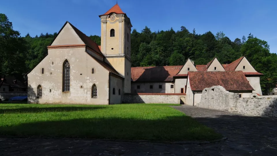 Na snímke pohľad na národnú kultúrnu pamiatku Kláštor kartuziánov v Červenom Kláštore. Preslávil ho najmä mních Cyprián, ktorý tu pestoval liečivé byliny a zostavil rozsiahly herbár.