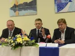 Na snímke zľava  primátor Rožňavy Pavol Burdiga, predseda vlády SR Robert Fico a košický župan  Zdenko Trebuľa na tlačovej konferencii  v historickej radnici v Rožňave 19. augusta 2015.