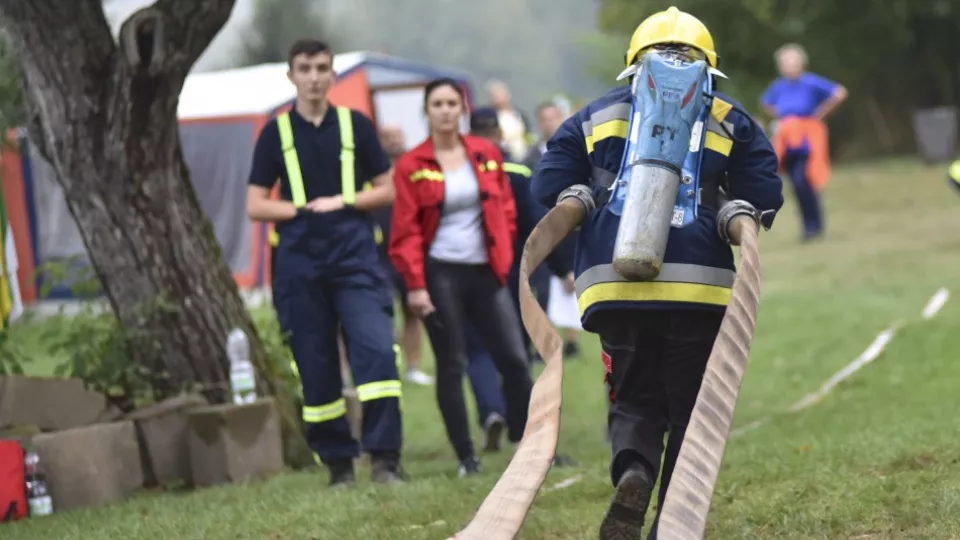 Na snímke súťažiaci počas súťaže Železný hasič Novohradu vo Fiľakove 17. septembra 2016.