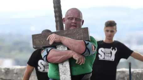 Poľský súťažiaci Rafal Kobylarz nesie 150 kg vážiaci meč počas siláckej súťaže Meč Matúša Čáka, ktorej 16. ročník sa konal na Trenčianskom hrade v nedeľu 18. septembra 2016.