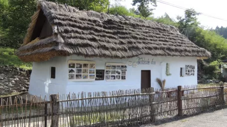 V zástavbe starších či novších rodinných domov v obci Brehy zaujme už na prvý pohľad malý domček so slamenou strechou a belasou fasádou. Fabkovie domu, ktorý obec pred rokmi kúpila v schátranom stave, sa podarilo miestnym vdýchnu? nový život. Dnes v ňom návštevníci nájdu malú ukážku toho, ako sa kedysi na Brehoch žilo. Na snímke Fabkovie dom v obci Brehy, 19. septembra 2016.