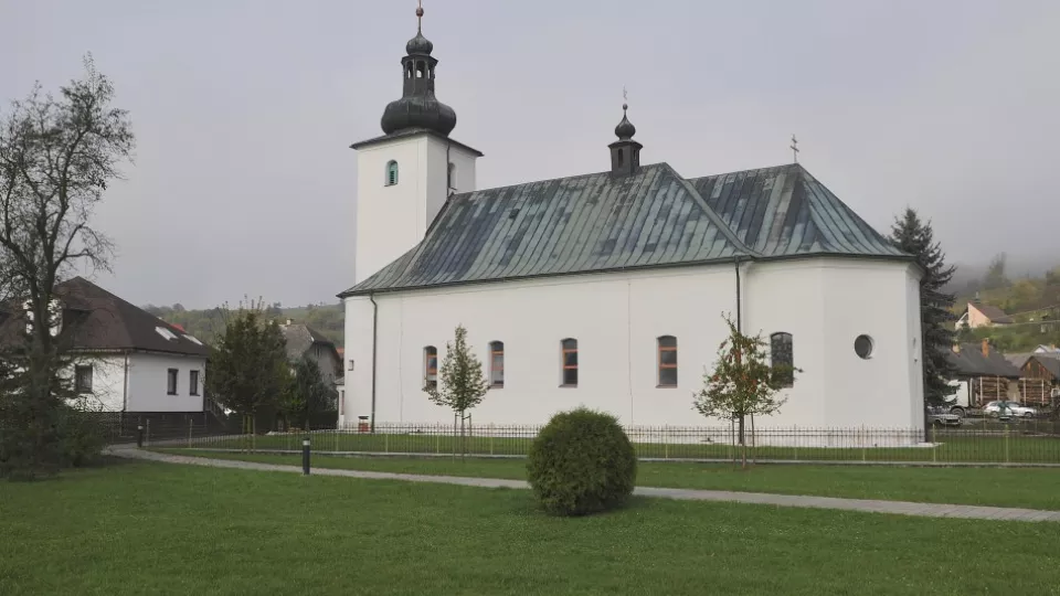 Na snímke rímskokatolícky kostol svätého Ladislava v centre obce Dlhá nad Oravou v okrese Dolný Kubín.