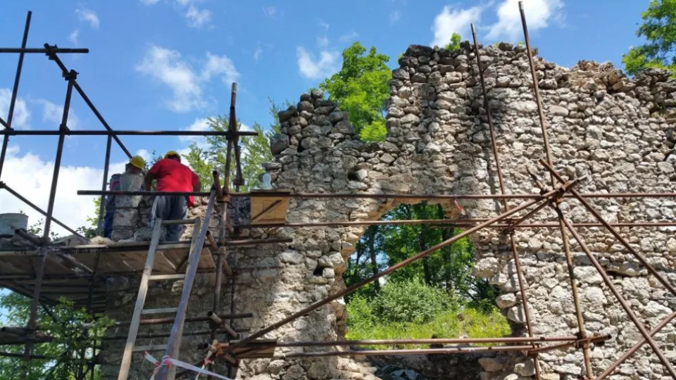 Na archívnej snímke bývalí nezamestnaní z obce Muráň v Revúckom okrese pri záchranných prácach na Hlavnej veži hradu Muráň 9. júna 2016.