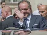 Na snímke prezident SR Andrej Kiska máva počas odchodu z ekumenickej pobožnosti Te Deum, ktorá sa konala v Katedrále sv. Martina 15. júna 2014 v Bratislave.