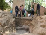 Na snímke archeológovia počas kontrolného dňa 29. septembra 2016 archeologických vykopávok v trnavskom amfiteátri.