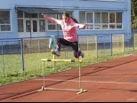 Základná škola na J. A. Komenského ulici v Michalovciach je zameraná na atletiku a džudo. Poskytuje žiakom tiež špeciálne jazykové vzdelanie. Od prvého ročníka sa do výučby aplikuje metóda CLIL, čo znamená, že žiaci sa v anglickom jazyku učia aj iné predmety. Na snímke žiačka počas hodiny zameranej na atletiku, 3. októbra 2016.