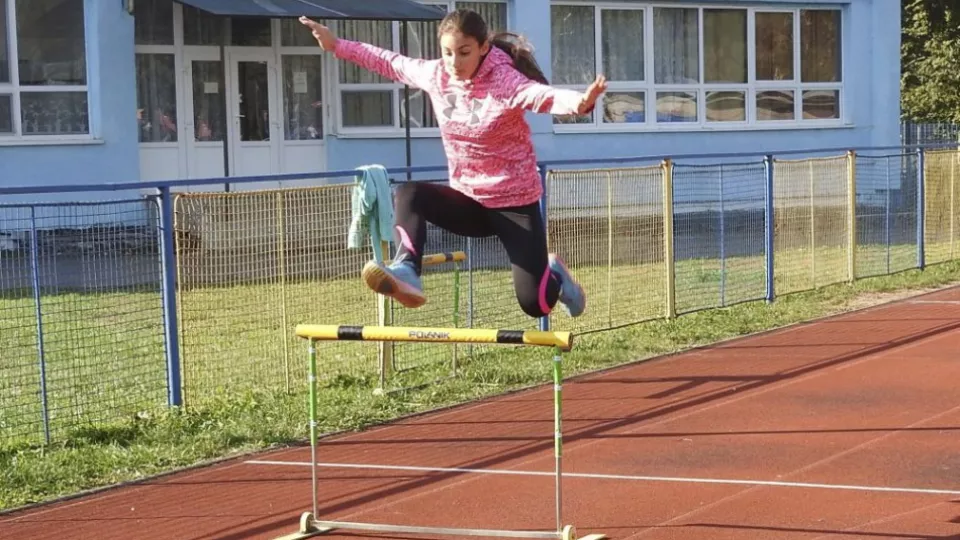 Základná škola na J. A. Komenského ulici v Michalovciach je zameraná na atletiku a džudo. Poskytuje žiakom tiež špeciálne jazykové vzdelanie. Od prvého ročníka sa do výučby aplikuje metóda CLIL, čo znamená, že žiaci sa v anglickom jazyku učia aj iné predmety. Na snímke žiačka počas hodiny zameranej na atletiku, 3. októbra 2016.