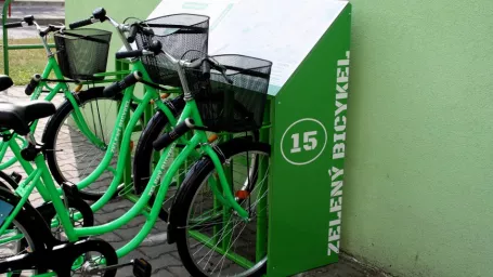 Ilustračné fot, v Prievidzi oficiálne spustili takzvaný bike sharing pod názvom Zelený bicykel. Verejnosť bude mať v priebehu tohto týždňa zatiaľ k dispozícii 103 bicyklov na 30 stanovištiach po celom meste, ktoré si bude môcť požičať. Prievidza, 13. júla 2016.