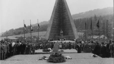 Archívna snímka z odhalenia pamätníka v roku 1949.