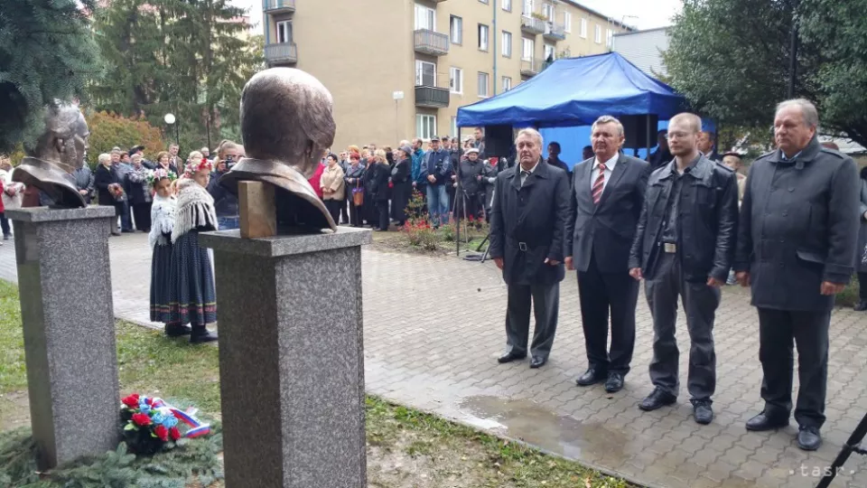 Na snímke zľava prednosta Mestského úradu Rimavská Sobota Štefan Szántó, primátor Rimavskej Soboty Jozef Šimko, poslanec Národnej rady SR Rastislav Schlosár a viceprimátor Rimavskej Soboty Ladislav Rigó pri odhaľovaní búst v Aleji dejateľov v Rimavskej Sobote 6. októbra 2016.