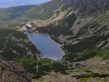 Na snímke Velické pleso a Sliezsky dom vo Velickej doline vo Vysokých Tatrách 13. júla 2015. 