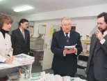 Na archívnej snímke prezident SR Michal Kováč ( druhý sprava ) počas návštevy  Slovenskej akademickej informačnej agentúry v  Bratislave 24. februára 1998. Vpravo je Pavel Demeš, riaditeľ  SAIA, a vľavo programová manažérka pre akademické programy Hyacinta Draganovská. 