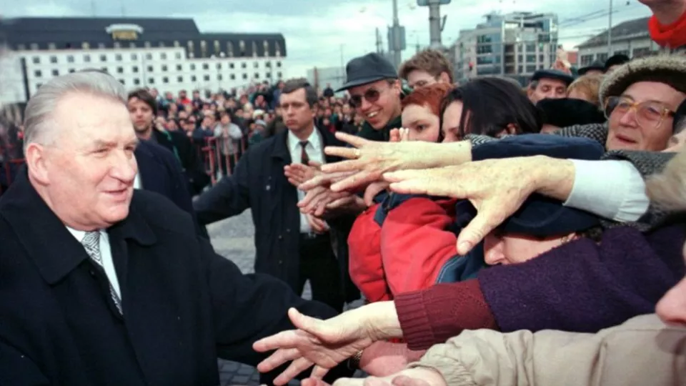 Odstupujúci prezident SR Michal Kováč sa pozdravuje s obyvateľmi počas slávnostnej rozlúčky na nádvorí Grassalkovichovho - Prezidenského paláca v Bratislave 2.marca 1998.