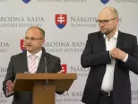 Predseda SaS Richard Sulík (vpravo) a podpredseda SaS Jozef Mihál (vľavo) počas tlačovej konferencie na tému Rozhodnutie o voľbe predsedu strany 20. mája 2016 v Bratislave. FOTO TASR - Pavel Neubauer