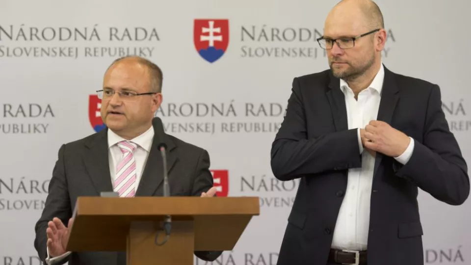 Predseda SaS Richard Sulík (vpravo) a podpredseda SaS Jozef Mihál (vľavo) počas tlačovej konferencie na tému Rozhodnutie o voľbe predsedu strany 20. mája 2016 v Bratislave. FOTO TASR - Pavel Neubauer