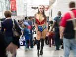 Na snímke účastníčka oblečená v kostýme krásnej hrdinky Wonder Woman pózuje počas komiksového festivalu New York Comic Con 9. októbra 2015.