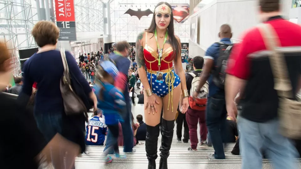 Na snímke účastníčka oblečená v kostýme krásnej hrdinky Wonder Woman pózuje počas komiksového festivalu New York Comic Con 9. októbra 2015.