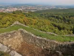 Repliky stredovekého dela, baranidla a katapultu, majú možnosť vidieť v týchto dňoch návštevníci Pustého hradu nad Zvolenom. Zhotovil ich výrobca kópií starých zbraní Štefan Nitriansky na základe požiadavky Oblastnej organizácie cestovného ruchu (OOCR) Stredné Slovensko. Na snímke časť horného hradu s výhľadom na mesto Zvolen na Pustom hrade nad Zvolenom 28. septembra 2016.