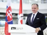 Slovenský prezident Andrej Kiska reční počas návštevy slovenskej delegácie na univerzite ETH 21. októbra 2016 v Zürichu.