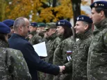 Minister obrany SR Peter Gajdoš (na snímke druhý zľava) ocenil vojakov a vojenských policajtov, ktorí v uplynulom období zachránili niekomu život, alebo pomohli pri dopravnej nehode v piatok 21. októbra 2016 v Trenčíne.