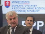 Na snímke vľavo minister dopravy, výstavby a regionálneho rozvoja SR Árpád Érsek.