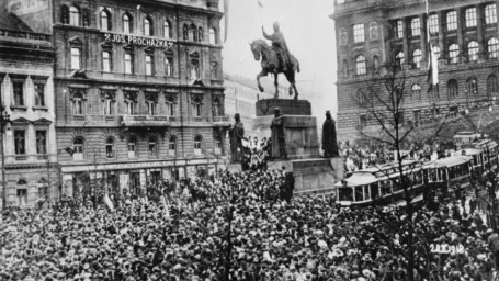 Československá republika vznikla 28. októbra 1918 rozpadom Rakúsko-uhorskej monarchie. Na archívnej snímke 28. október 1918 na Václavskom námestí v Prahe.