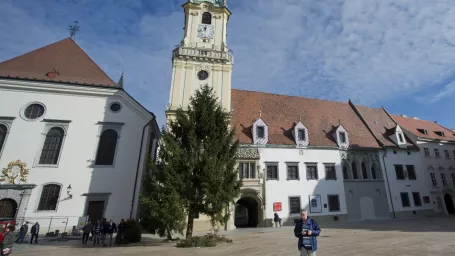 Na snímke inštalácia vianočného stromčeka na Hlavnom námestí v Bratislave v pondelok 31. októbra 2016. FOTO TASR - Martin Baumann