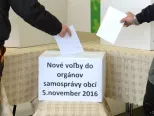 Nové voľby do orgánov samosprávy obcí Slovenska v sobotu 5. novembra 2016. Na snímke voliči vhadzujú hlasovacie lístky do urny v obci Zlatá Baňa v okrese Prešov.