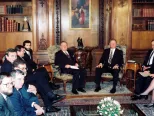 V hlavnom meste Českej republiky v Prahe sa v dňoch 11. a 12. januára 1994 uskutočnil summit najvyšších predstaviteľov krajín Višegrádskej štvorky s americkým prezidentom B. Clintonom za účasti premiérov vlád a ministrov zahraničných vecí. Na snímke B. Clinton prijíma slvenskú delegáciu v  rezidencii veľvyslanca USA v Prahe,  zľava: S. Kozlík, J. Tóth, J. Prokeš, J. Moravčík, V. Mečiar, tlmočník a Michal Kováč.