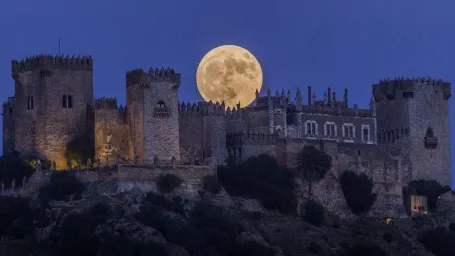 Supermesiac očaril fotografov po celom svete (Foto nad hradom, Córdoba, Španielsko).