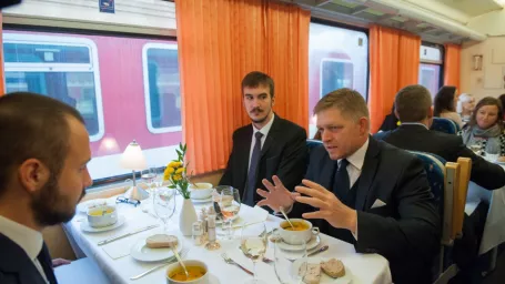 Predseda vlády SR Robert Fico (vpravo) pozval na obed študentov vysokých škôl z celého Slovenska. Spolu s nimi si pripomenul štátny sviatok - Deň boja za slobodu a demokraciu a Deň študentstva. Bratislava, 17. novembra  2016.