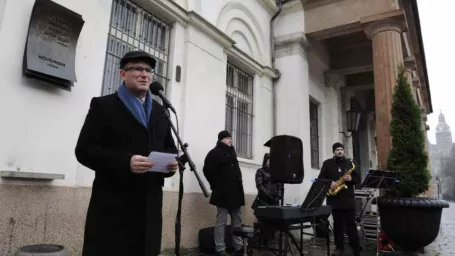 Pietna spomienka pri príležitosti Dňa boja za slobodu a demokraciu pri pamätnej tabuli na Hlavnej ulici v Košiciach 17. novembra 2016. Na snímke reční Radoslav Jenčuš, asistent primátora Košíc Richarda Rašiho.