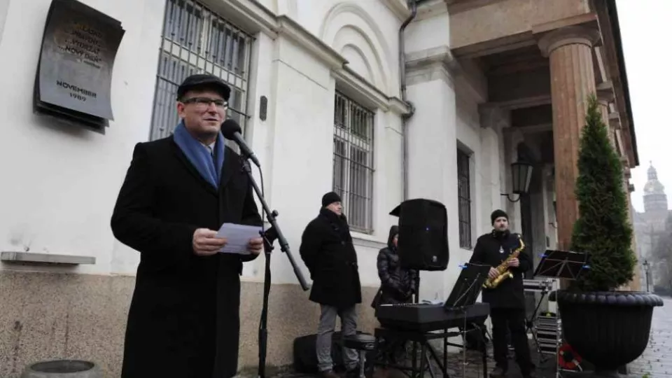 Pietna spomienka pri príležitosti Dňa boja za slobodu a demokraciu pri pamätnej tabuli na Hlavnej ulici v Košiciach 17. novembra 2016. Na snímke reční Radoslav Jenčuš, asistent primátora Košíc Richarda Rašiho.