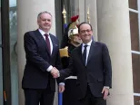 Prezident SR Andrej Kiska (vpravo) a francúzsky prezident Francois Hollande sa zdravia počas stretnutia v Elyzejskom paláci v Paríži v utorok 22. novembra 2016. Prezident SR Andrej Kiska pricestoval v pondelok 21. novembra na dvojdňovú oficiálnu návštevu Francúzska.