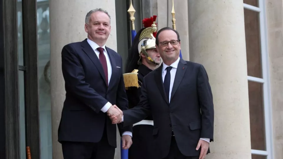 Prezident SR Andrej Kiska (vpravo) a francúzsky prezident Francois Hollande sa zdravia počas stretnutia v Elyzejskom paláci v Paríži v utorok 22. novembra 2016. Prezident SR Andrej Kiska pricestoval v pondelok 21. novembra na dvojdňovú oficiálnu návštevu Francúzska.