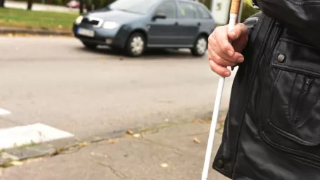 Na snímke biela palica, ktorá je symbolom podujatia Deň bielej palice. Podujatie organizuje Únia nevidiacich a slabozrakých Slovenska. Cieľom podujatia je upozorniť na skupinu chodcov so zrakovým postihnutím, voči ktorým sú vodiči povinní dbať na zvýšenú opatrnosť. Piešťany, 14. októbra 2016 FOTO TASR – Martin Palkovič