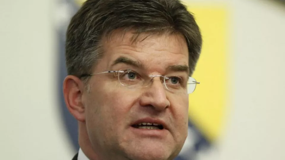 Minister zahraničných vecí a európskych záležitostí SR Miroslav Lajčák odpovedá na otázky novinárov 21. novembra 2016 v Sarajeve. Miroslav Lajčák dnes pricestoval na dvojdňovú oficiálnu návštevu Bosny a Hercegoviny. Cesta sa koná na pozvanie Lajčákovho rezortného partnera Igora Crnadka.