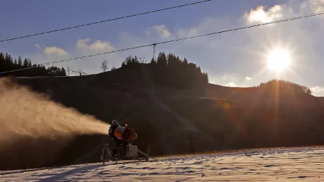 Na snímke umelé zasnežovanie lyžiarskeho svahu Záhradište v lyžiarskom stredisku Park Snow Donovaly  27. novembra 2015.