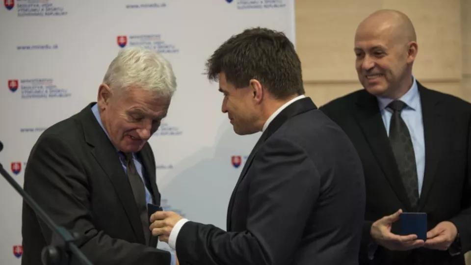 Na snímke zľava čestný prezident Slovenského olympijského výboru (SOV) František Chmelár, minister školstva, vedy, výskumu a športu SR Peter Plavčan a prezident SOV Anton Siekel o oceneniami počas stretnutia so športovcami, ktorí reprezentovali Slovensko na tohtoročných olympijských a paralympijských hrách v brazílskom Riu de Janeiro vo štvrtok 1. decembra 2016 v Bratislave.